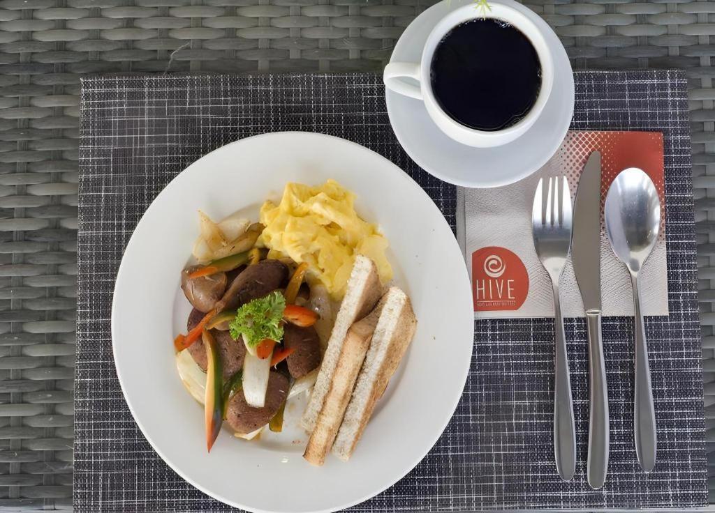 Hive Hotel Quezon City Bagian luar foto