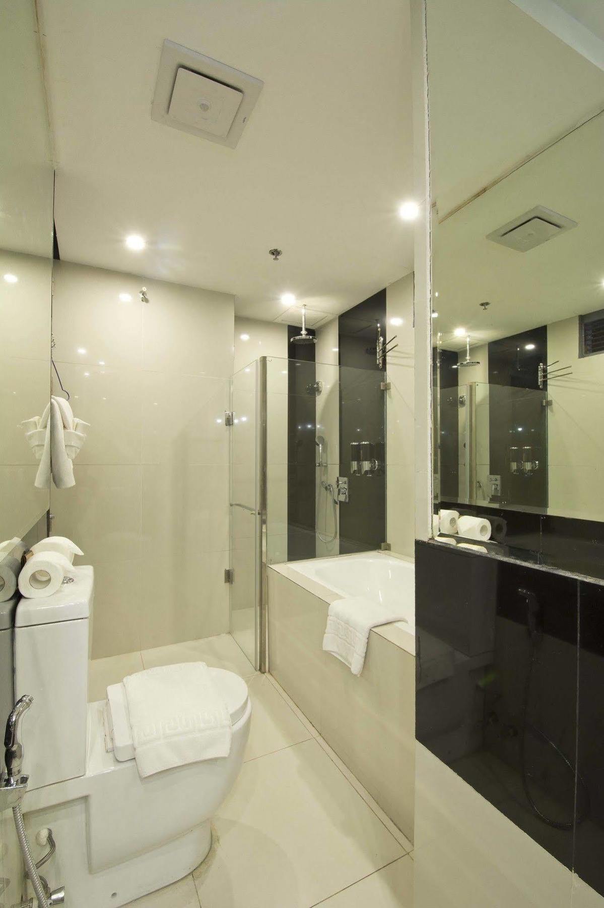 Hive Hotel Quezon City Bagian luar foto