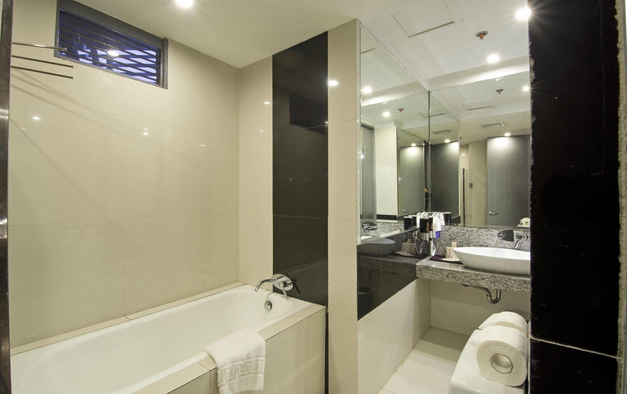 Hive Hotel Quezon City Bagian luar foto