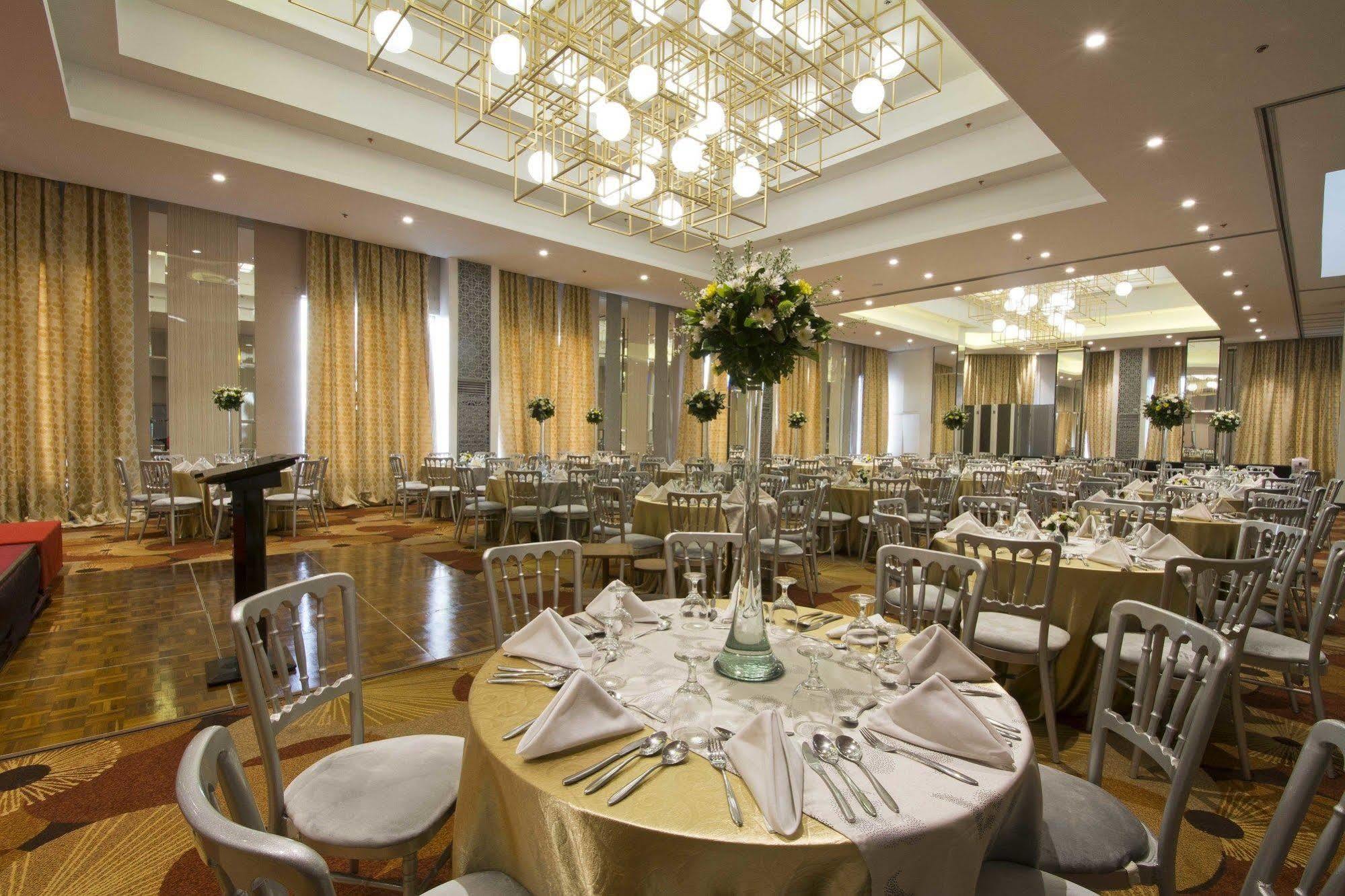 Hive Hotel Quezon City Bagian luar foto